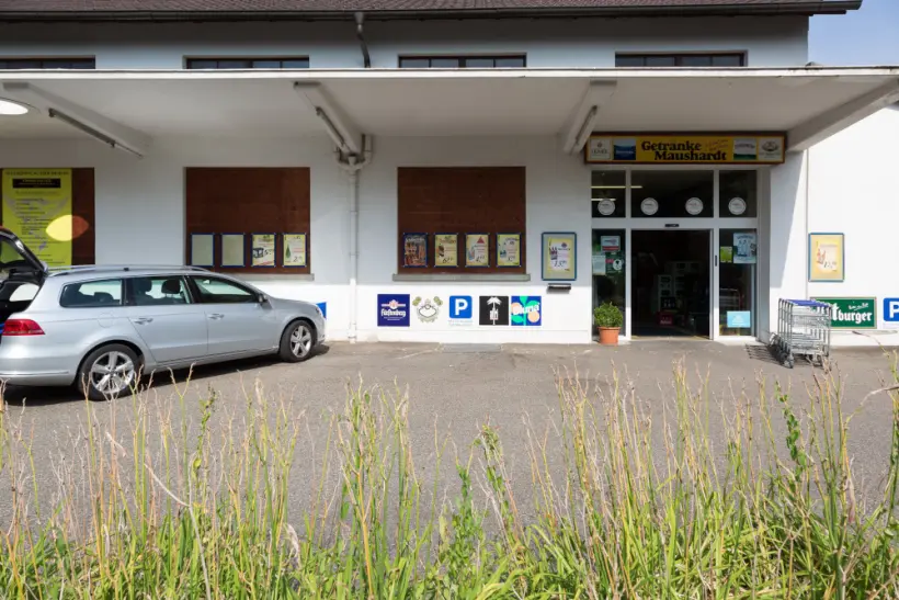 content-ueber-uns-anfahrt-steinbach-aussenansicht-parkplatz