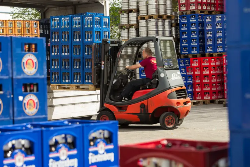 content-ueber-uns-unternehmen-zentrale-buehl-lkw-beladen
