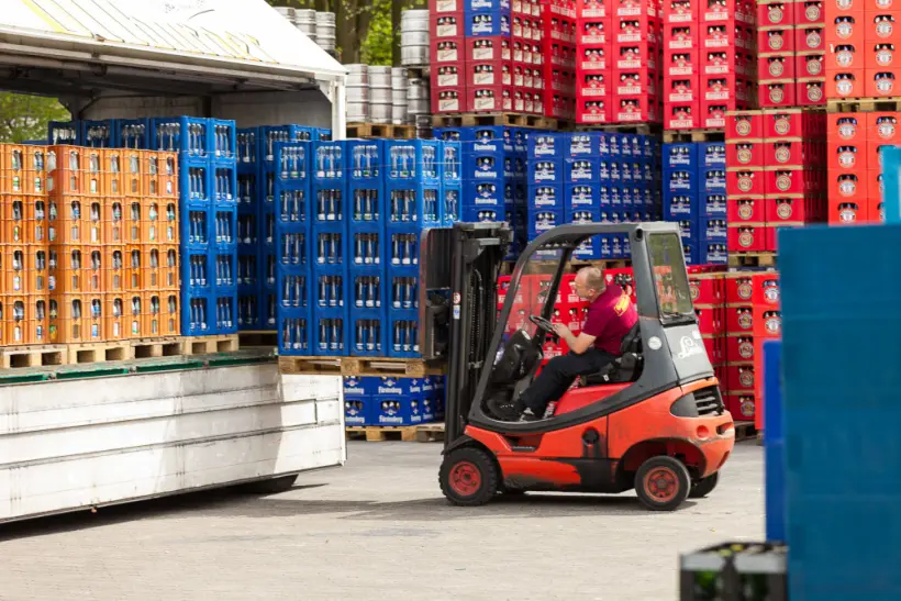 content-leistungen-firmenkunden-lkw-beladen-mit-mineralwasser